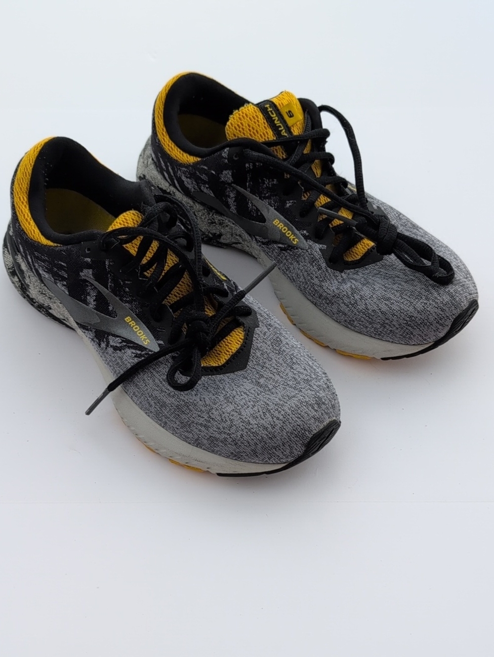 Books Run Steel City Launch 6 Size 8 Black and Gold Running Shoes